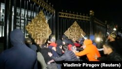 Протестиращи се опитват да влязат в сградата на правителството