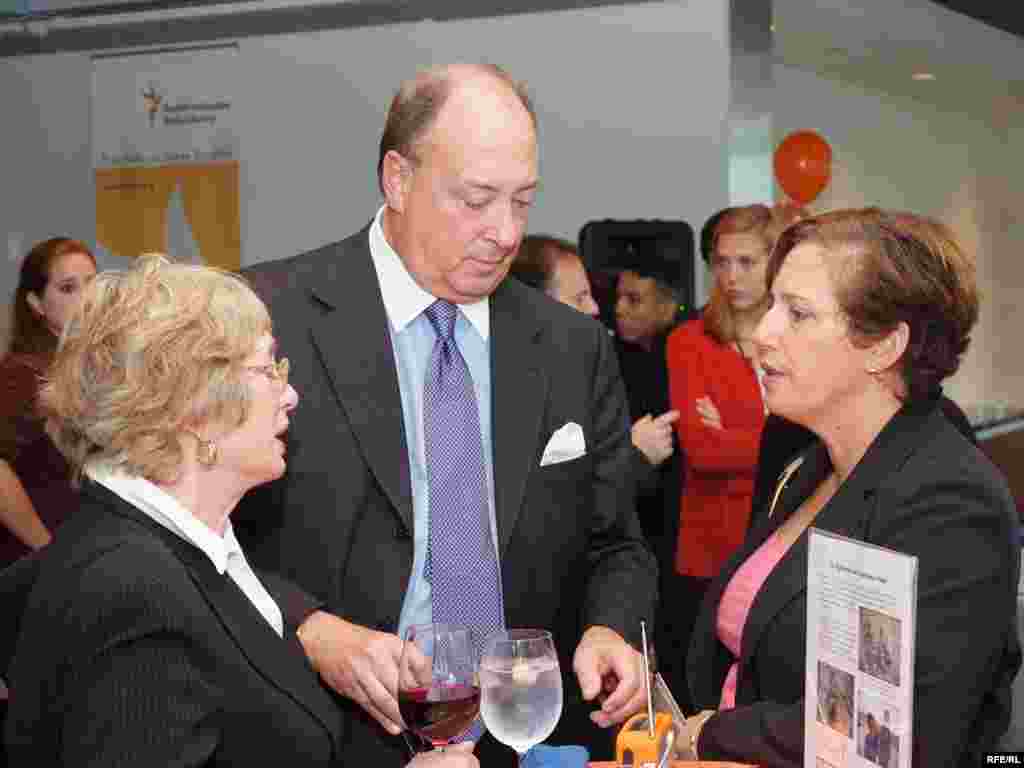 Former BBG Governor Jeffrey Hirschberg talks with RFE's Ricki Green and Diane Zeleny at RFE's 60th anniversary celebration in Washington, DC.