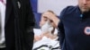 Futbollisti, Christian Eriksen duke u transportuar nga stafi mjekësor. 