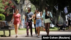 اسرائیل از روز یکشنبه استفاده از ماسک در فضای بیرونی را لغو کرد.