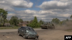 Пошкоджене авто на дорозі у Вовчанському районі Харківської області, Україна, 12 травня 2024 року