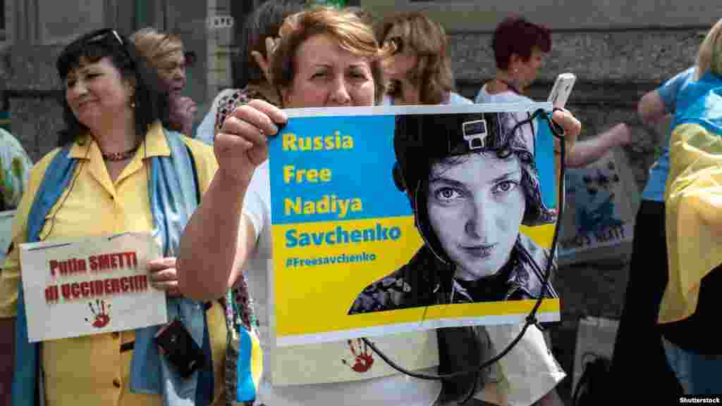 Плакати учасників протесту проти агресії Росії напередодні візиту до Італії російського президента Володимира Путіна. Мілан, 9 червня 2015 року