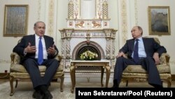 Arhivska fotografija: Benjamin Netanyahu i Vladimir Putin tokom sastanka u Moskvi, 21. septembar 2015.