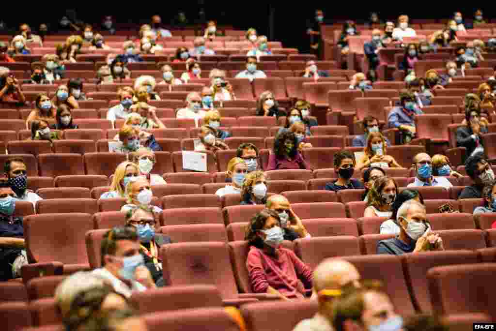 Shikuesit ndjekin filmin &ldquo;Molecole&rdquo; të regjisorit Andrea Segre. Ky film u shfaq në Sala Darsena, të Festivalit të Venecias.