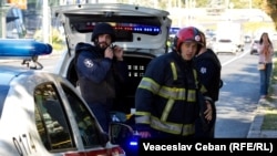 Pompieri și geniști intervin la Judecătoria Buiucani, după o alertă cu bombă. Aici urma să ajungă la ședința de judecată în dosarul de fraudă bancară a oligarhului Vladimir Plahotniuc.