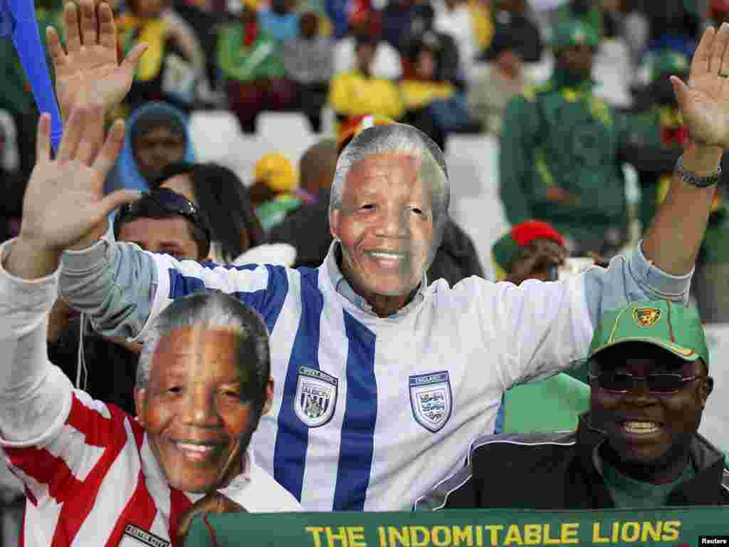 Navijači sa maskama Nelsona Mandele Foto: REUTERS / Siphiwe Sibeko 