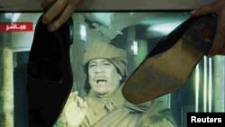 ناراضیان در اردن در جریان سخنرانی لیبی، با کفش به تصویر قذافی بر صفحه تلویزیون حمله کرده و اعتراض خود را نشان دادند