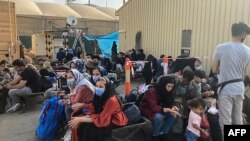 Njerëzit presin të evakuohen nga Afganistani në aeroportin e Kabulit më 18 gusht 2021. 