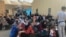 Луѓе чекаат да бидат евакуирани од Авганистан на аеродромот во Кабул на 18 август 2021 година.