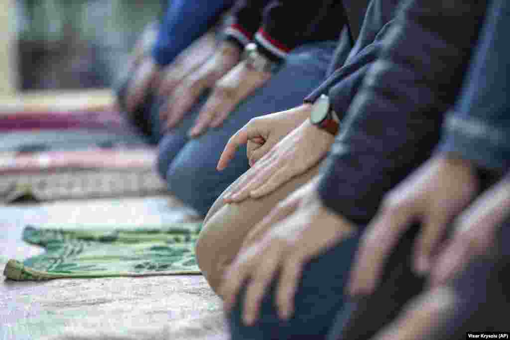 Косовари присъстват на молитва за Байрам пред джамия в столицата Прищина.