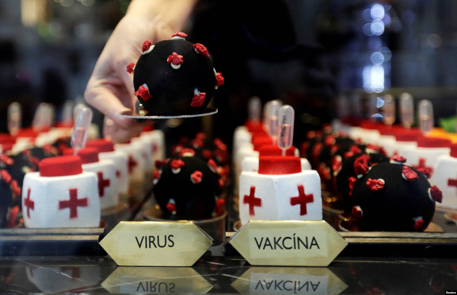 Ëmbëlsirat: koronavirusi dhe vaksina.