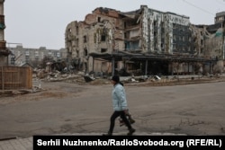 U nekim predgrađima još ima struje i gasa, ali u Pokrovsku više ne radi centralno grijanje. Ljudi griju svoje stanove električnim ili gasnim grijačima.