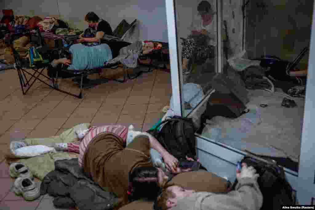 Ukrainas duke pushuar e duke fjetur gjatë strehimit në metro, më 9 korrik.