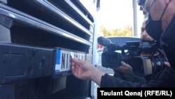 Prelepljivanje državnih simbola na kosovskim i srpskim registarskim tablicama