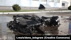 Це не перший такий випадок. На фото: Уламки російського безпілотника на території школи в Києві, 18 березня 2025 року