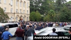 Рауль Хаджимба подтвердил своим сторонникам, собравшимся у администрации президента, что предлагал Алхасу Квициниа пост вице-премьера