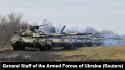 Ukrán páncélosok gyakorlatoznak az Oroszország által annektált Krím-félsziget közelében, 2021. április 14-én