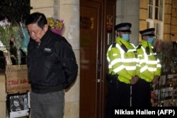 Элчи Кийав Зо Мин (Kyaw Zwar Minn) Бирманын Лондондогу элчилигинин алдында. 2021-жылдын 7-апрели.