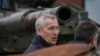 Secretarul general al NATO, Jens Stoltenberg, vizitează o expoziție cu vehicule și echipamente distruse ale armatei ruse, Kiev, 20 aprilie. 