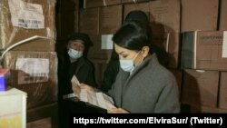 Вице-премьер-министр Элвира Сурабалдиева дарыканаларды текшерүү учурунда. 09.11.2020