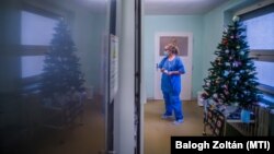 Ápoló a koronavírusos betegek intenzív osztályán a Szent László Kórházban 2020. december 8-án.