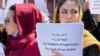 Femeile afgane au protestat pentru dreptul la educație și prezența femeilor în guvern în aceeași zi în care primarul în exercițiu al Kabulului le-a interzis, din ordinul talibanilor, dreptul să mai meargă la serviciu, altul decât curățarea toaletelor din bazare