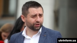 «Що стосується потенційно коаліційної угоди: чи з Тимошенко, чи з якоюсь іншою фракцією чи групою – це відкритий діалог», – сказав голова фракції «Слуга народу»