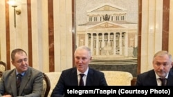 Очільник окупаційної адміністрації Херсонщини Володимир Сальдо (в центрі) під час поїздки до Білорус іна запрошення Лукашенка. 15 вересня 2025 року