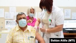 Nagykállói oltóponton oltanak be egy férfit 2021. augusztus 8-án.