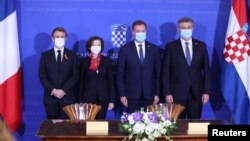 Francuski predsjednik Emmanuel Macron, ministrica obrane Francuske Florence Parly, hrvatski ministar obrane Mario Banožić i premijer Andrej Plenković nakon potpisivanja ugovora o kupovini francuskih borbenih aviona Dassault Rafale, u Zagrebu, Hrvatska, 25. studeni 2021. 