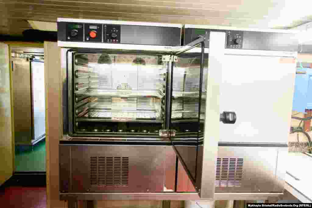 Майже всю бельгійську наукову апаратуру з судна зняли після того, як судно завершило перехід з Бельгії до Одеси. Зараз сюди мають встановити українську техніку. Ці холодильні камери в іншій лабораторії залишились