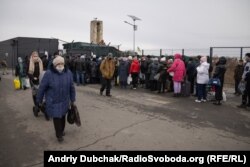 Черга на вхід з «молодої республіки». Завдяки встановленню рентгеноскопів усіх людей пропустили за 20 хвилин