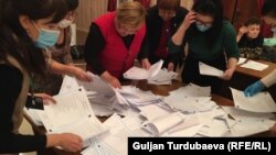 Иллюстрациялык сүрөт. Бишкек шаарындагы шайлоо тилкелеринин бири. 28-ноябрь, 2021-жыл.