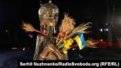 Skulptura djevojke s klasjem u rukama, dio Nacionalnog muzeja Holodomor-genocid, koji sadrži brojne dokumentarne materijale, u Kijevu