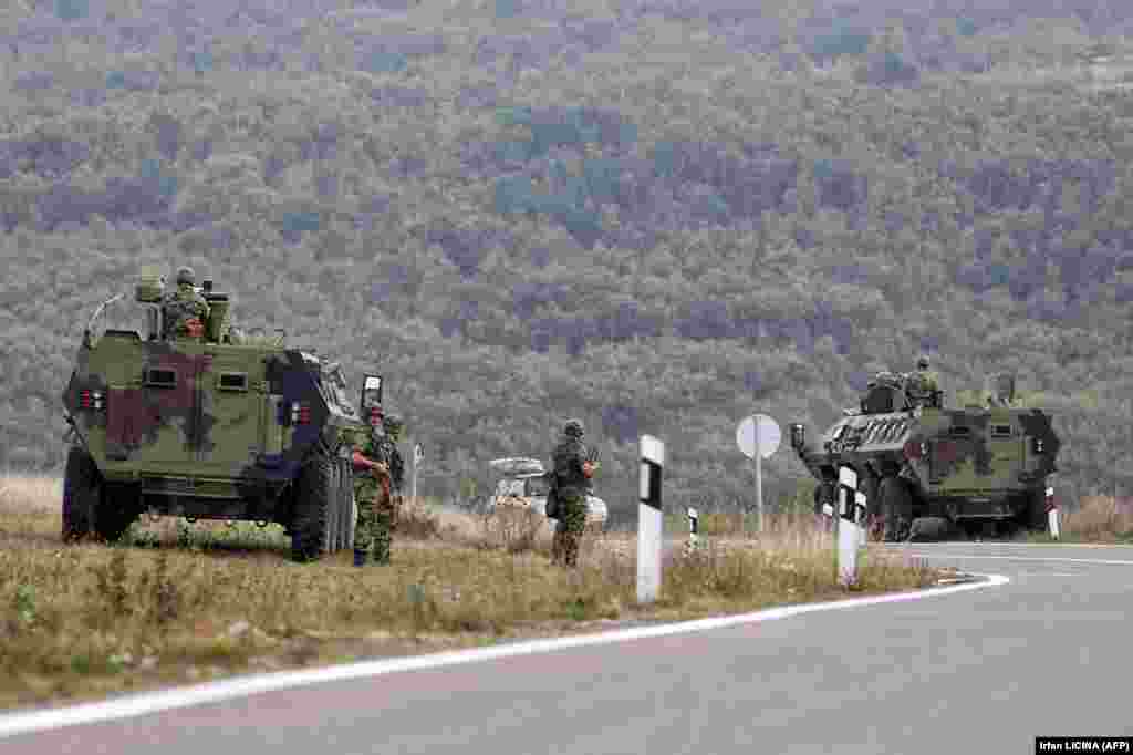 Припадници на Војската на Србија го набљудуваат теренот во Рудница.