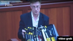 Андрей Воропаев Жогорку Кеңеште маалымат берүүдө. 10-май, 2018-жыл. 