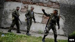 Проросійські бойовики охороняють свою базу в покинутому шпиталі в селі Семенівка, 27 травня 2014 року