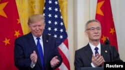 Donald Trump amerikai elnök és Liu Ho kínai miniszterelnök-helyettes egy kereskedelmi megállapodás aláíró ceremóniáján a Fehér Házban, 2020. január 15-én. 