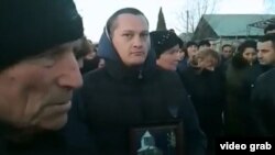 В конце дня родственники Татунашвили перекрыли центральную автомагистраль вблизи поселка Натахтари, требуя скорейшей выдачи тела погибшего