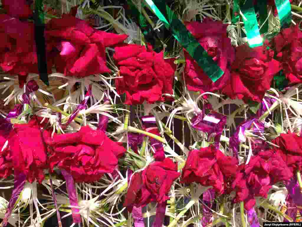 Торговля розами по дороге к мавзолею