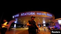 Полиция около въезда в аэропорт Стамбула.