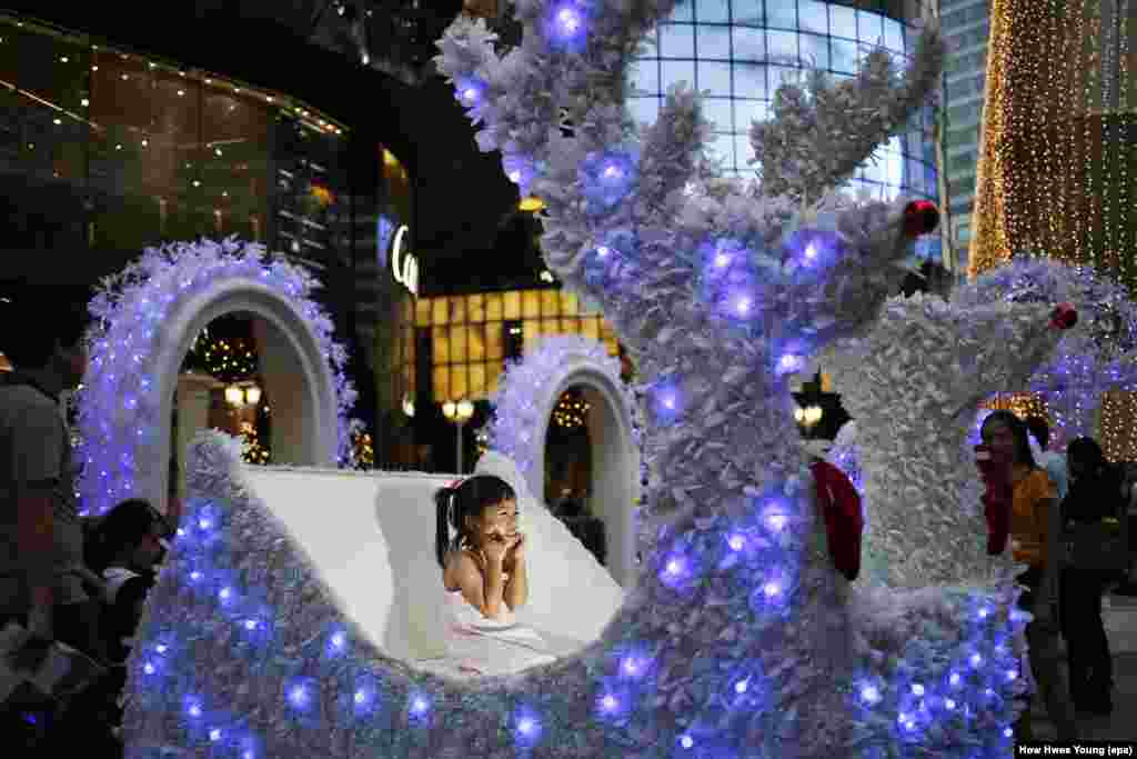 Сингапур. В одном из многочисленных торговых центров города-государства.