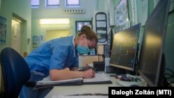Adminisztráció a koronavírusos betegek intenzív osztályán a Szent László Kórházban, 2021. április 12-én.
