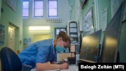 A Szent László kórház egy ápolója munka közben, április 15-én