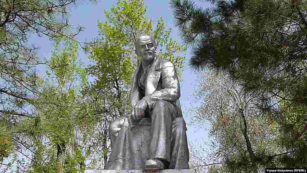 Джалал-Абад. Памятник Ленину находится на улице имени Токтогула
