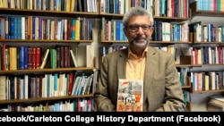 Адиб Халид со своей книгой Central Asia: A New History from the Imperial Conquests to the Present, 10 апреля 2024 года