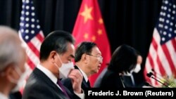 Кытай КП БК тышкы иштер комиссиясынын кеңсесинин башчысы Ян Цзечи (ортодо) менен КЭРдин тышкы иштер министри Ваң И (солдон экинчи) Анкориждеги сүйлөшүү маалында. Аляска, АКШ. 2021-жылдын 18-марты.