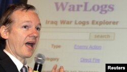 Osnivač Vikiliksa Žilijan Lasanž na konfereneciji za novinare o objavljivanju tajnih dokumenata o iračkom ratu, 20. oktobar 2010.