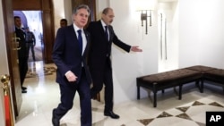 Secretarul de stat american Antony Blinken este primit de ministrul iordanian de Externe, Ayman Safadi, în Amman, Iordania, pe 7 ianuarie 2024.