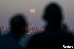 Szuperhold New Jersey-ből fényképezve. Egyszer majd bányászni fogunk a Holdon? De ki határozza meg, hogy kié az ásványkincs?